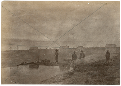 photos en double exposition, une de poste, une de quatre hommes et un canot charg, ca. 1889